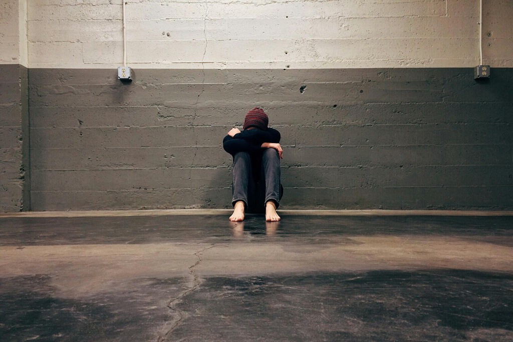 Cada vez más gente cree que la IA es un peligro para la salud mental. El gran desafío para las plataformas es qué hacer con eso