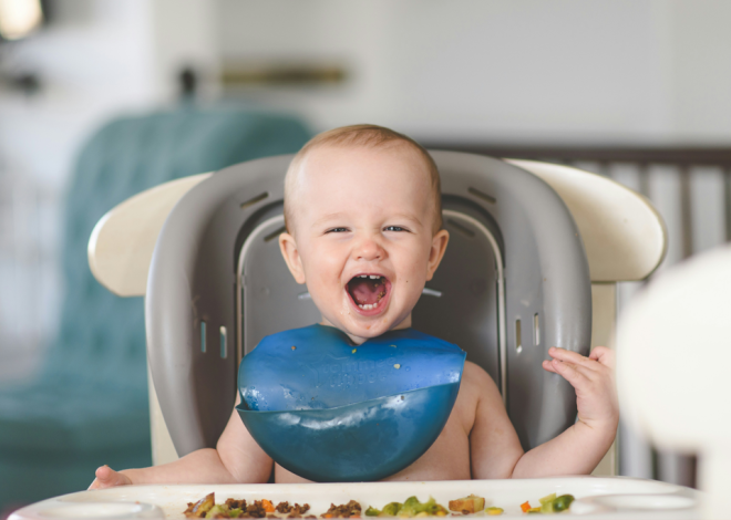 Los “bebés carnívoros” que mastican costillas antes que papillas: la tendencia que divide a pediatras y padres